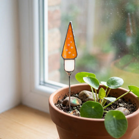 Pflanzenstecker Glas in Form eines orangefarbenen Fliegenpilzes, gefertigt in Tiffany-Technik mit Kupferfolie und Lötzinn.