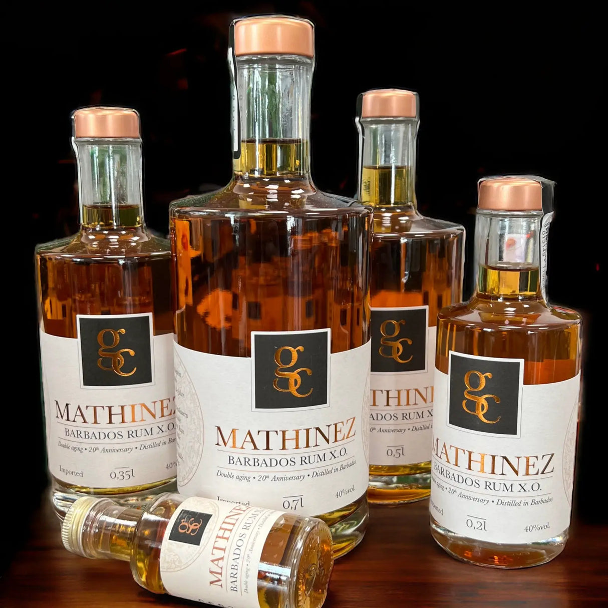 Edle Flasche Mathinez Barbados Rum X.O. mit goldener Beschriftung vor dunklem Hintergrund.