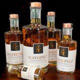 Edle Flasche Mathinez Barbados Rum X.O. mit goldener Beschriftung vor dunklem Hintergrund.