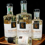 Mathinez Tropical Summer Rum, Flasche mit karibischen Früchten und Palmen im Hintergrund.