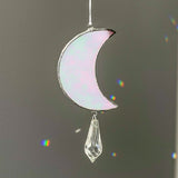 Mond, Handgemachte Glasdeko von Magpie Castle, Tiffany-Technik, Naturmotive wie Monstera, Pilze & Blumen, zum Aufhängen oder als Pflanzenstecker, kunstvolle Glaskunst aus Österreich.