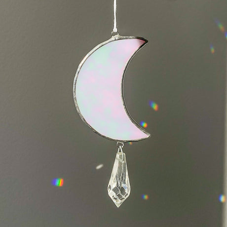 Mond, Handgemachte Glasdeko von Magpie Castle, Tiffany-Technik, Naturmotive wie Monstera, Pilze & Blumen, zum Aufhängen oder als Pflanzenstecker, kunstvolle Glaskunst aus Österreich.