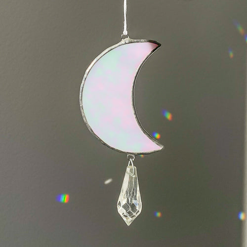 Mond, Handgemachte Glasdeko von Magpie Castle, Tiffany-Technik, Naturmotive wie Monstera, Pilze & Blumen, zum Aufhängen oder als Pflanzenstecker, kunstvolle Glaskunst aus Österreich.