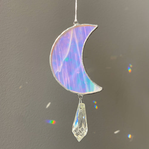 Mond, Handgemachte Glasdeko von Magpie Castle, Tiffany-Technik, Naturmotive wie Monstera, Pilze & Blumen, zum Aufhängen oder als Pflanzenstecker, kunstvolle Glaskunst aus Österreich.