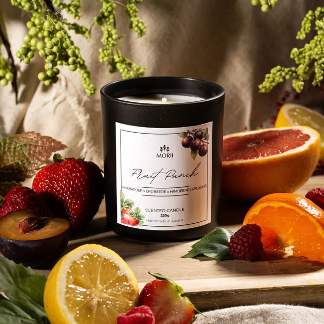 Morii Duftkerze Fruit Punch in elegantem Glasgefäß mit hellem Wachs und Holzkorkenverschluss.
