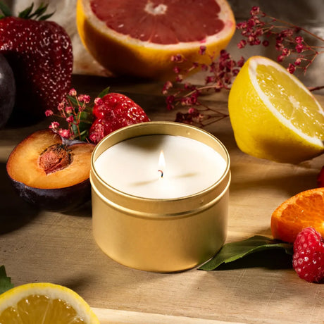 Morii Duftkerze Fruit Punch in elegantem Glasgefäß mit hellem Wachs und Holzkorkenverschluss.