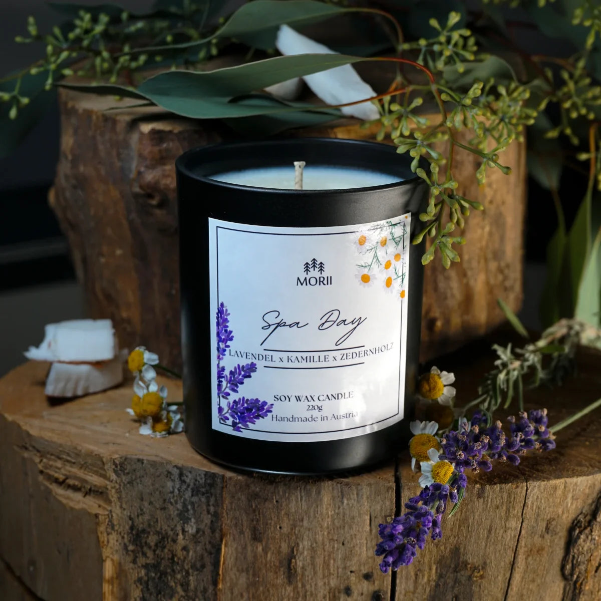 Morii SPA DAY Duftkerze in Glas mit pflanzlichem Wachs, verziert mit einem dezenten Etikett.