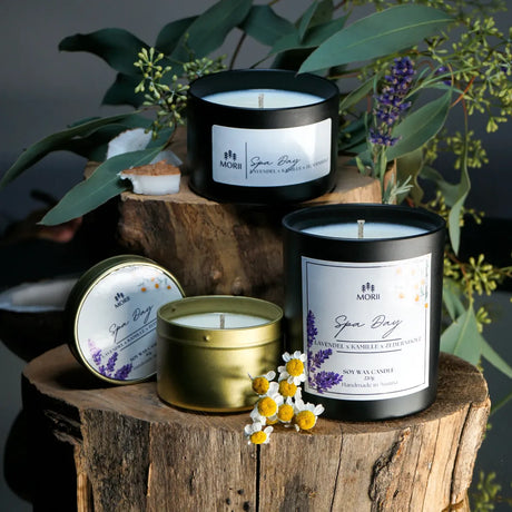 Morii SPA DAY Duftkerze in Glas mit pflanzlichem Wachs, verziert mit einem dezenten Etikett.