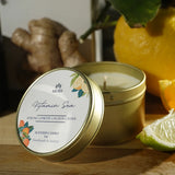 Duftkerze VITAMIN SEA von Morii in Glasbehälter mit gelbem Etikett, daneben Zitronen und Ingwer. — 90g Kerze