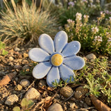 Blaues Keramik Gänseblümchen auf einem Metallstiel, ideal als Garten- oder Topfdekoration.