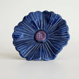 Handgemachte blaue Keramik Kornblume auf einem grünen Metallstiel, detailreich und wetterfest.