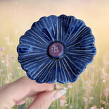 Handgemachte blaue Keramik Kornblume auf einem grünen Metallstiel, detailreich und wetterfest.