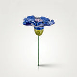 Handgemachte blaue Keramik Kornblume auf einem grünen Metallstiel, detailreich und wetterfest.