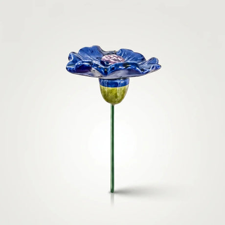 Handgemachte blaue Keramik Kornblume auf einem grünen Metallstiel, detailreich und wetterfest.