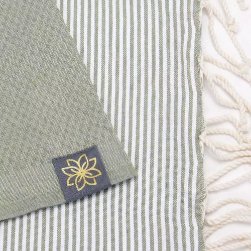 Desert Sage Wabenmuster Fouta von Anna Aniq in Beige: 100 % recycelte Baumwolle, fair produziert in Tunesien, weich, saugfähig, schnelltrocknend, 200 x 100 cm oder 70 x 50 cm, vielseitig für Sauna, Reisen & Strand.