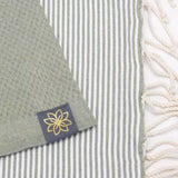 Desert Sage Wabenmuster Fouta von Anna Aniq in Beige: 100 % recycelte Baumwolle, fair produziert in Tunesien, weich, saugfähig, schnelltrocknend, 200 x 100 cm oder 70 x 50 cm, vielseitig für Sauna, Reisen & Strand.