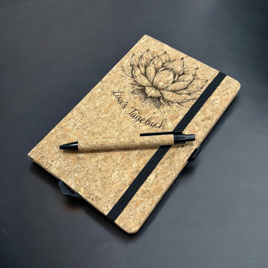 Personalisierbares DIN A5 Notizbuch aus Kork mit Gravur, inkl. Kugelschreiber aus Kork & Weizenstroh, nachhaltiges Journal, graviert in Wien.