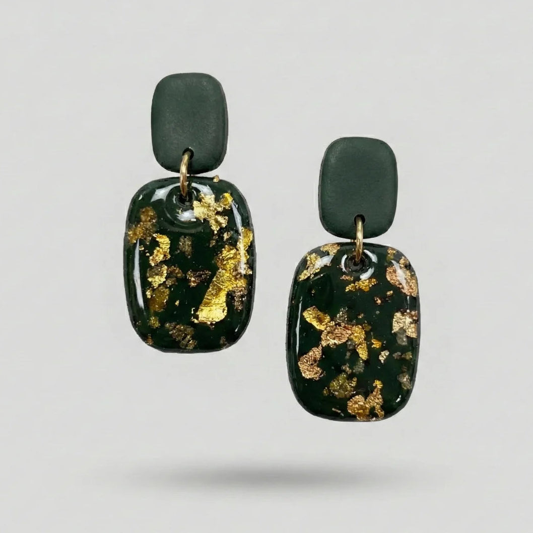 Dunkelgrüne Ohrringe aus Polymer Clay mit goldenen Blattgold-Sprenkeln und weißen Weinsteinkristallen.