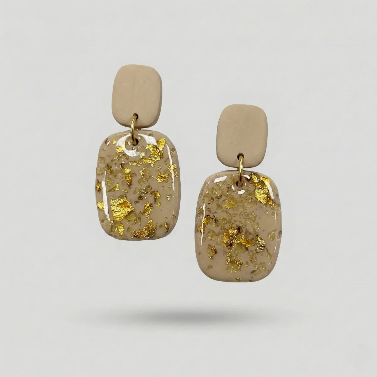 Cremeweiße hängende Ohrringe aus Polymer Clay mit Blattgold-Akzenten und Weinstein-Kristallen.