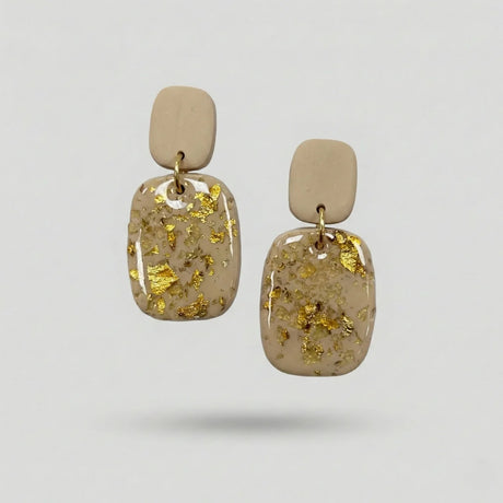 Cremeweiße hängende Ohrringe aus Polymer Clay mit Blattgold-Akzenten und Weinstein-Kristallen.