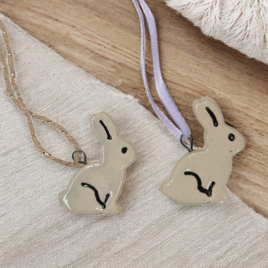 Keramik-Osteranhänger Hase handgemacht von ArtStudioIzzi, 4 cm groß, schlichtes Design, nachhaltige Frühlingsdeko für Osterstrauß oder Geschenke.