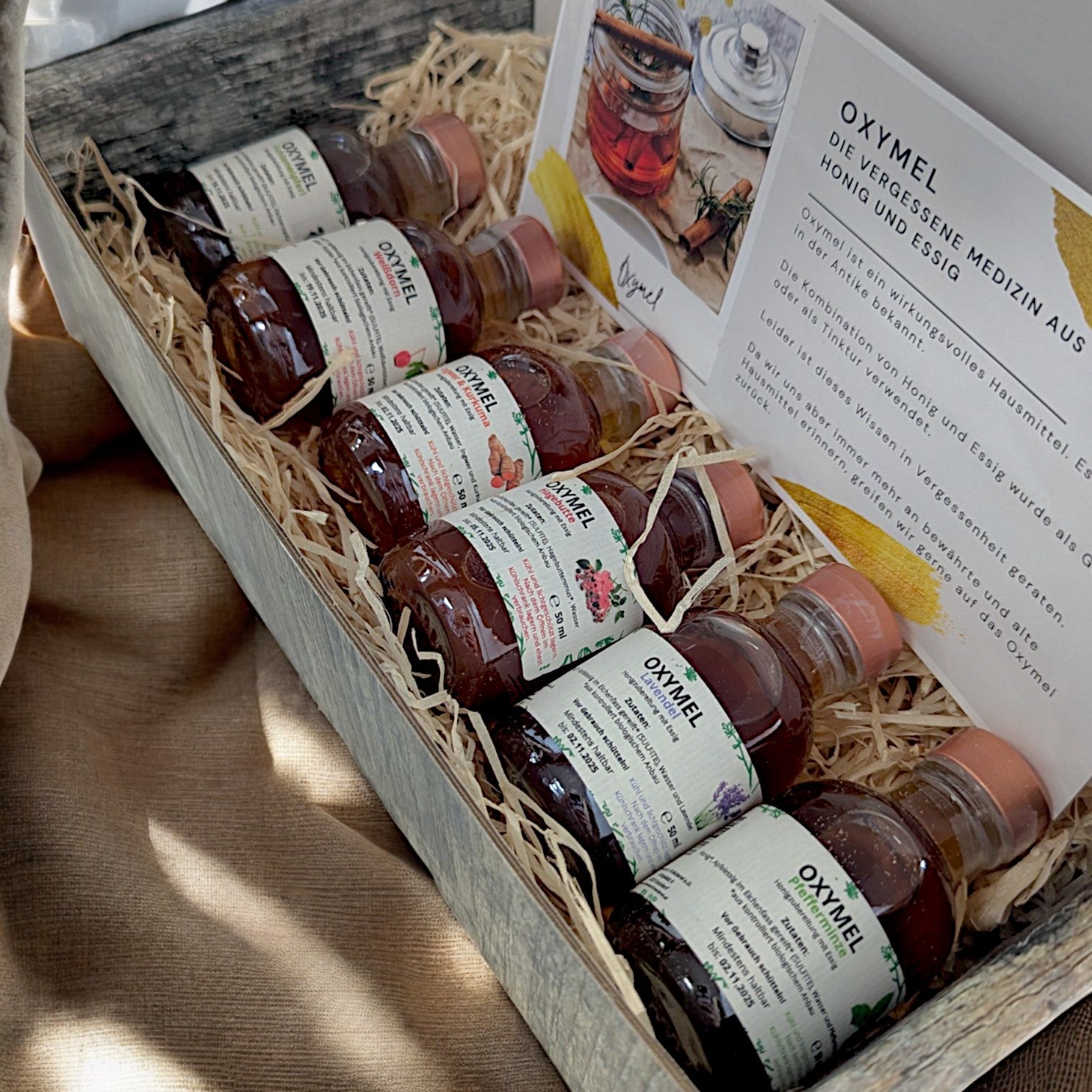 Oxymel Geschenkset von Romanas Kräuterei, Mischung aus Honig & Gärungsessig mit Kräuterauszügen, handgemacht in Katsdorf, kleine & große Variante erhältlich.
