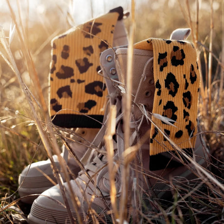 Sportliche Socken mit Leopardenmuster aus Baumwolle, nahtlos verarbeitet mit gepolsterter Innensohle.
