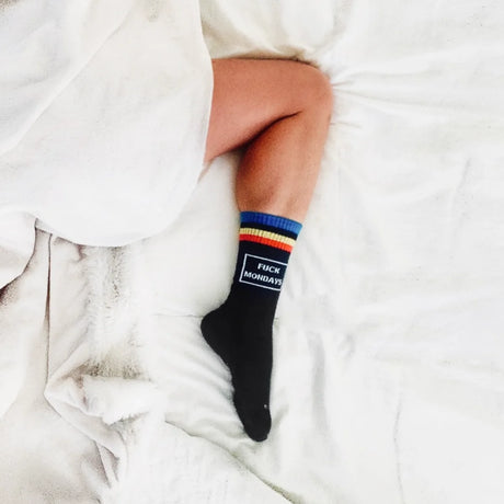Weiße Socken mit Spruch „Fuck Mondays" aus Baumwolle mit schwarzem Schriftzug und gepolsterter Sohle.