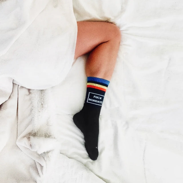 Weiße Socken mit Spruch „Fuck Mondays" aus Baumwolle mit schwarzem Schriftzug und gepolsterter Sohle.