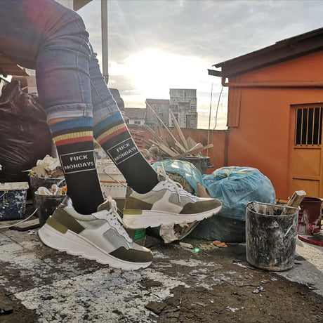 Weiße Socken mit Spruch „Fuck Mondays" aus Baumwolle mit schwarzem Schriftzug und gepolsterter Sohle.