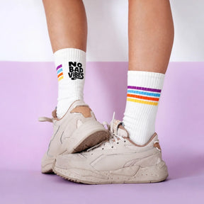 Bunte Socken mit Spruch No Bad Vibes aus Baumwolle, mit farbigen Akzenten an Ferse und Spitze.
