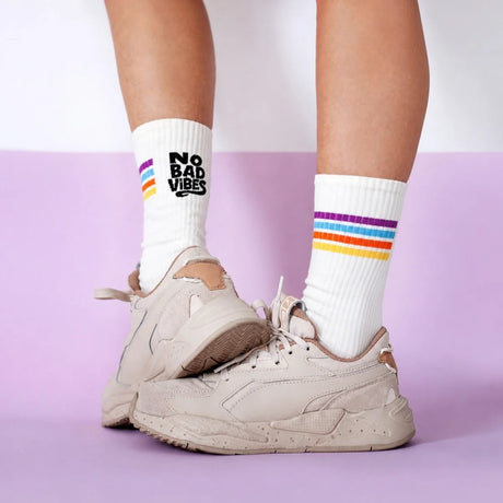 Bunte Socken mit Spruch No Bad Vibes aus Baumwolle, mit farbigen Akzenten an Ferse und Spitze.