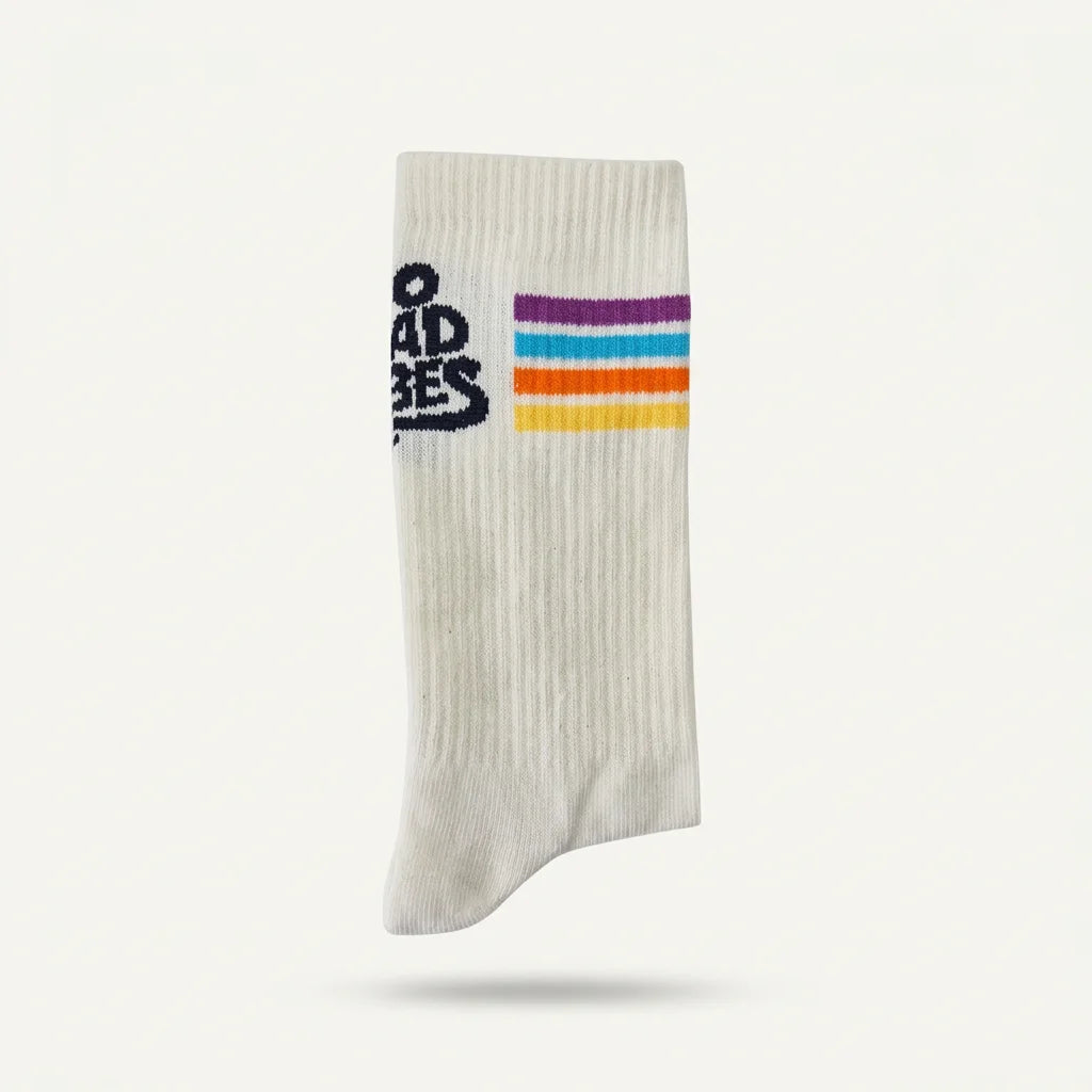 Bunte Socken mit Spruch No Bad Vibes aus Baumwolle, mit farbigen Akzenten an Ferse und Spitze.
