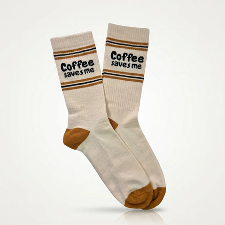 Beige-braune Sportsocken aus Baumwolle mit aufgedrucktem Spruch „coffee saves me" und gepolsterter Sohle.