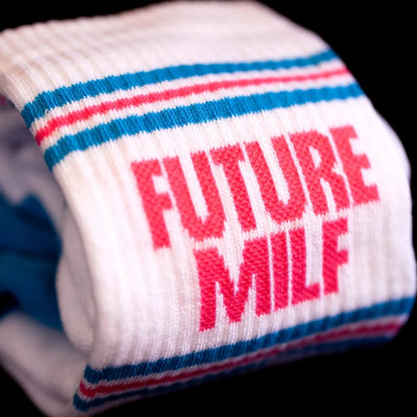 Gepolsterte Sportsocken aus Baumwolle in Pink und Blau mit Aufdruck Future MLF auf weißem Hintergrund.