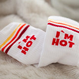 Sportsocken aus Baumwolle mit Aufdruck „I'm hot" und rot-gelben Akzenten an Ferse und Spitze.