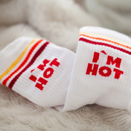 Sportsocken aus Baumwolle mit Aufdruck „I'm hot" und rot-gelben Akzenten an Ferse und Spitze.