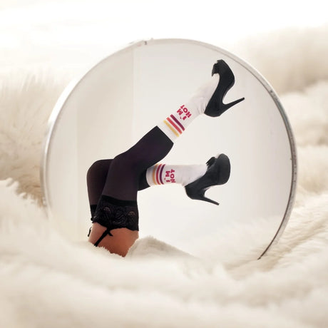 Sportsocken aus Baumwolle mit Aufdruck „I'm hot" und rot-gelben Akzenten an Ferse und Spitze.