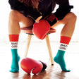 Weiße Sportsocken Damen mit rot-grünen Akzenten und Spruch „Bad Girl" auf der Wade, Baumwoll-Mischgewebe.
