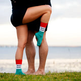 Weiße Sportsocken Damen mit rot-grünen Akzenten und Spruch „Bad Girl" auf der Wade, Baumwoll-Mischgewebe.