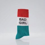 Weiße Sportsocken Damen mit rot-grünen Akzenten und Spruch „Bad Girl" auf der Wade, Baumwoll-Mischgewebe.