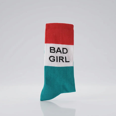 Weiße Sportsocken Damen mit rot-grünen Akzenten und Spruch „Bad Girl" auf der Wade, Baumwoll-Mischgewebe.