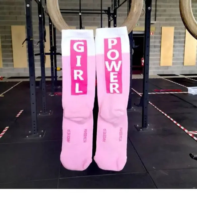 Rosa Sportsocken für Damen aus Baumwolle mit Girl Power Schriftzug und gepolsterter Sohle.