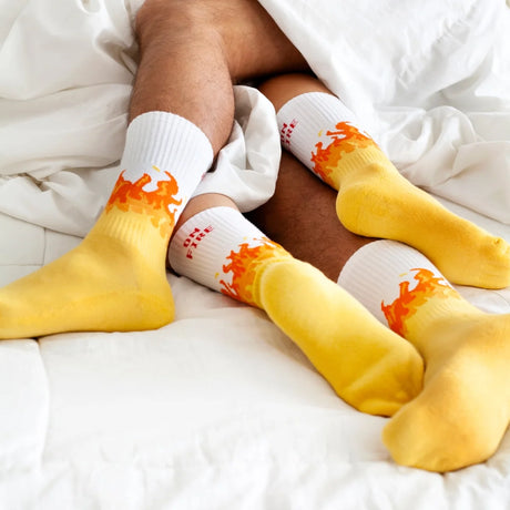 Rote Sportsocken Flammen mit „On Fire"-Schriftzug und Flammendesign auf weißem Hintergrund.