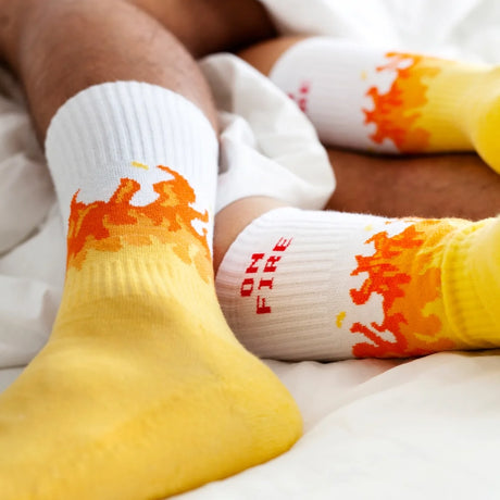 Rote Sportsocken Flammen mit „On Fire"-Schriftzug und Flammendesign auf weißem Hintergrund.
