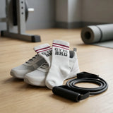 Schwarze Sportsocken Gym Bro mit rotem Stick-Schriftzug und Baumwollanteil für das Fitnessstudio.