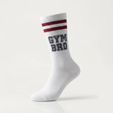 Schwarze Sportsocken Gym Bro mit rotem Stick-Schriftzug und Baumwollanteil für das Fitnessstudio.