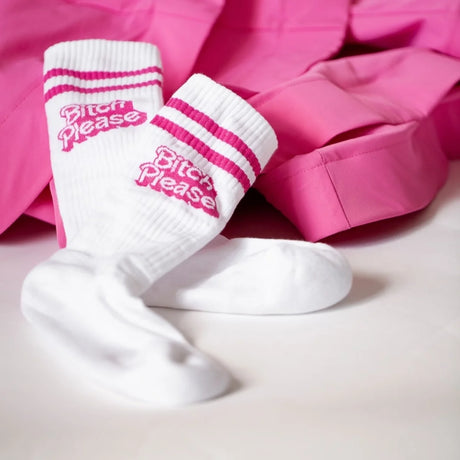 Weiße Sportsocken lustig mit pinkem Schriftzug „Bitch Please" auf der Sohle, aus Baumwollmischgewebe.