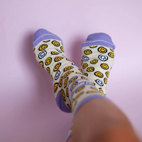 Sportsocken Smiley in Lila mit gelben Smiley-Motiven, aus Baumwolle mit Elasthan-Anteil für Sport und Freizeit.