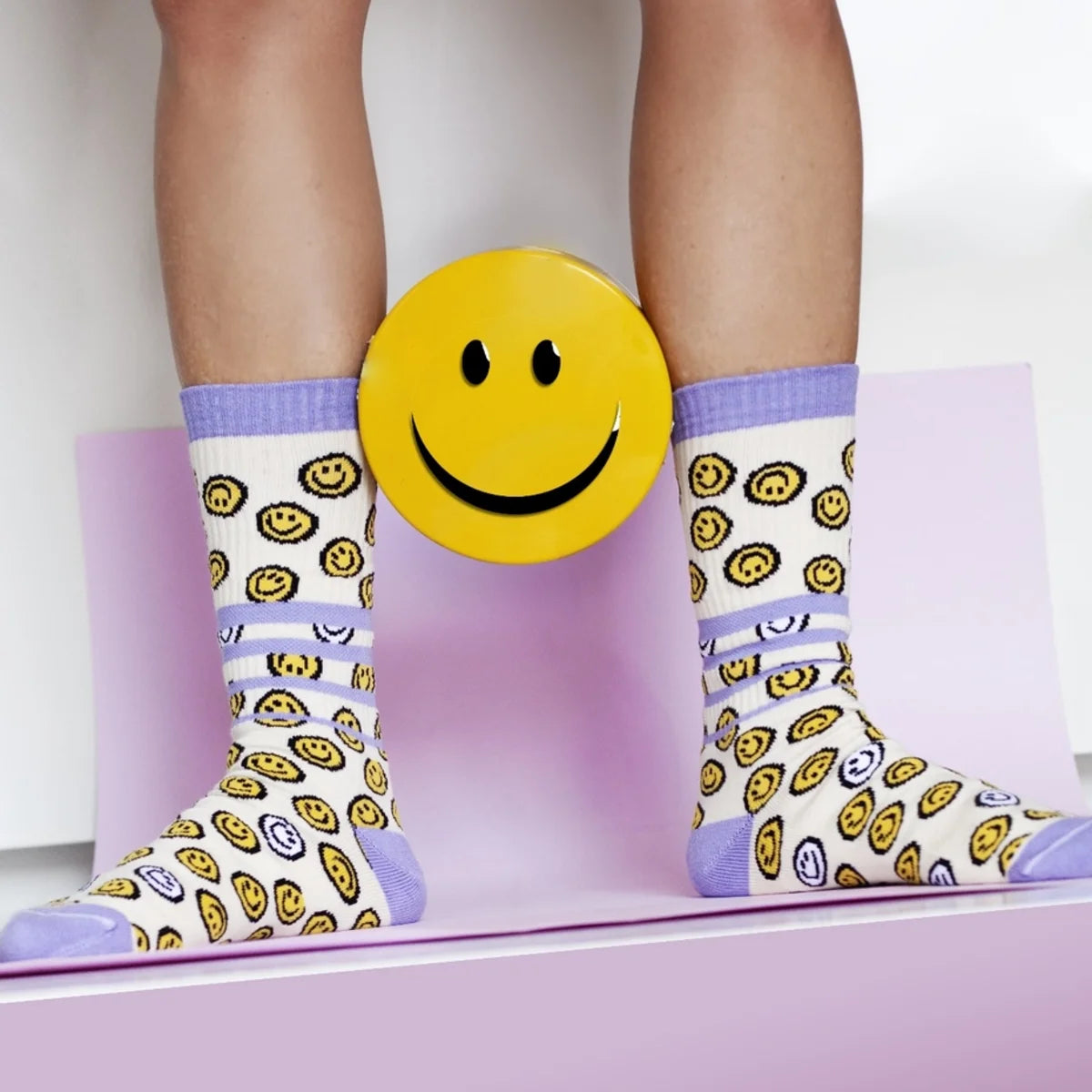 Sportsocken Smiley in Lila mit gelben Smiley-Motiven, aus Baumwolle mit Elasthan-Anteil für Sport und Freizeit.